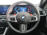 BMWのステアリングのリムは、一般的なものより少し太めにデザインされています。 これはタイヤやステアリングシャフトなどを介して伝わる路面からの入力を、しっかりと把握するためです。