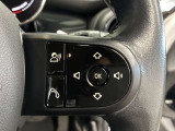 MINIの運転席操作部は、中央に構えるディスプレイが最大の特徴です。航空機を思わせるトグルスイッチなど、直感的で遊び心のあるメカニカルな操作感が、ゴーカートのような走りの高揚感を高めます。