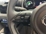 運転中、オーディオの操作をしてて、ハッとしたことはありませんか?ステアリングスイッチは、運転中でもハンドルでオーディオの操作が可能です。安全なドライブをサポートします。