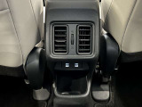 後部座席にもエアコンの吹き出し口、2つのUSB充電ポート、コンソールボックスがございますので、快適にお過ごし頂けます。