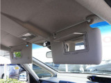 【バニティミラー】運転席、助手席共にサンバイザーにバニティミラーを装備。