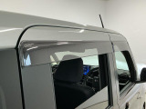 【ドアバイザー】雨の日でも窓を少し開けて換気可能!車内の空気を新鮮に保ちます♪アウトドアのシーンでは虫の侵入も防ぐ効果が役立ちます☆