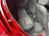 見た目以上に広いMAZDA2の後部座席。