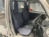運転席・助手席です。比較的室内の汚れも少なくルームクリーニングもしておりますので快適にお使いいただけると思います。