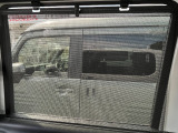 リア席にサンシェード装備しております!!強い日差しをやわらげ日焼け対策に!!車内の暑さも軽減し、快適に過ごせます!!
