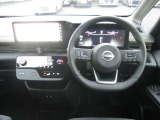 広々とした運転席周りです。