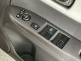 運転席のスイッチで全てのウィンドウの開閉操作を行うことができます。ロックボタンをONにしておくと、運転席以外のウィンドウは作動しないのでお子様を乗せているときなども安心ですね♪