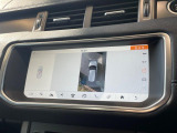 ボディの目立たない位置に設置された4台のデジタルカメラにより、車の周囲360度のオーバーヘッドビュー表示。それぞれのカメラを単独もしくは2か所表示することも可能。狭い場所や出入口なども安心できます!