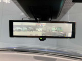 車両後方のカメラ映像をミラー面に投影します。社内の状況や天候に左右されずいつでもクリアな後方視界が得られます。