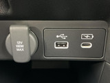 USB端子と電源ソケットを備え、対応機器の接続や充電に活用できます。使う機器に合わせて端子を選べるため、スマートフォンなどを日常的に使う方にも便利です。