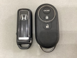 スマートキーを装備しています。鍵を差し込むことなくドアロックの開け閉めと、スタートボタン操作でのエンジンスタートができます。加えて、純正リモコンエンジンスターター用の操作キーもついています。