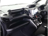 シックな色使いの運転席周りですね。すっきりとしたデザインで上品な色使いです。居心地の良い運転席長く座ってられるリラックスできるデザインがいいですね。