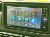 音源選択の画面には、テレビやラジオ、Bluetoothなどの項目が並びます。使いたい機能を画面から選びやすく、乗車中の音楽や情報の楽しみ方を広げてくれる便利な装備です。