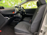 前席からはフロントガラス越しに前方を見渡しやすく、運転席まわりも視線を移しやすい配置です。シートは身体を支える形状で、助手席の方も落ち着いて過ごせる室内空間です。