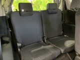 3列目には左右それぞれに座席とヘッドレストが備わり、後方にも乗車スペースを確保しています。落ち着いた色調で車内に馴染み、窓から外の光が届くため圧迫感を抑えた印象です。