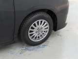 装着タイヤサイズは、195/65R15です。純正アルミホイールを装着しております。