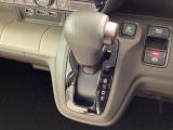 インパネシフトを採用しているので、前席の足元も広々としています。運転席と助手席の行き来もスムーズです!