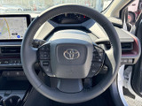 手元には複数のスイッチが配置され、運転姿勢を大きく変えずに各種操作へ移れます。握りやすい形状で、日々の運転をサポートする装備です。