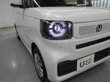明るいLEDヘッドライトが、夜間のドライブをサポートします。