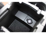 コンソールボックス内にも「アクセサリー12V電源ソケット」があります