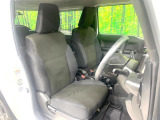 運転席まわりには十分なスペースがあり、大柄な方でもゆったり運転していただける環境です。