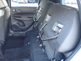 ◆チップアップ&ダイブダウン機構付【ULTR SEAT】は後席座面を左右分割で跳ね上げることができます。トランクで積載できない背の高い荷物をラクラク収納できます。ホンダ車ならではの人気装備です。
