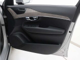 運転席ドアの全景です。キャビンを彩るすべてのものに、機能を形にした美しさが備わっています。