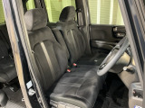 乗降がしやすい運転席。高さが調節できて小柄な方でも運転しやすいポジションをとることができます。
