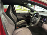 運転席の画像です。足元やシートまわりに余裕があり、リラックスした姿勢で運転が可能です。視界も良好で操作系へのアクセスもしやすく、快適で安心感のあるドライブをサポートします。