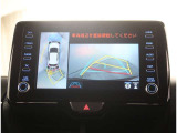 【パノラマモニター】に搭載した4つのカメラにより、車を真上から見ているような映像を表示。運転席から確認しにくい車両周囲の状況を把握できます。