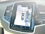 【360&deg;ビューカメラ】4台の高解像度カメラで360度の鳥瞰図を表示。隣の車や壁、死角にある障害物などを画面で確認できるため、狭いスペースでの駐車・出入りも安心です。