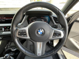 BMWのステアリングのリムは、一般的なものより少し太めにデザインされています。 これはタイヤやステアリングシャフトなどを介して伝わる路面からの入力を、しっかりと把握するためです。