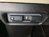 ETCがついています。高速道路の料金所の通過も楽々です。カードの取り出しもしやすい場所についています。