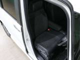 程よい硬さとホールド性が高いシートで長時間運転も快適です。