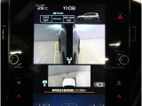 左右のサイドカメラ映像を同時に表示し、車両周囲の死角をしっかりカバー。狭い道や駐車時の接触リスクを減らし、安心して操作できる視界を確保します。