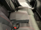 この後席に座る方のための車両です。非常時には、電動対面シートを使用いたします。