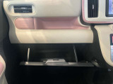 車検証入れになどにも使える便利な収納BOXあります。
