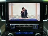 停車中にテレビ番組を視聴でき、画面には番組映像と時刻が表示されています。車内で待ち時間を過ごす際などに映像を楽しめる装備として、日常のさまざまな場面で活用できます。