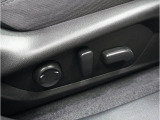 &rdquo;電動シートを装備。お客様に安全に運転頂けるよう座席の位置、座面の上げ下げやリクライニングの加減も細やかな設定を可能にしました。&rdquo;