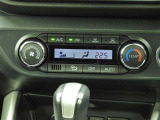 オートエアコンを装備しておりますので、四季を通じて車内を快適な温度に保つことが出来ます!高級感が有りますね!