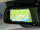 後方の様子を画面で確認でき、駐車時や車庫入れの際の周囲確認をサポートします。目安となるガイド表示もあり、後退時の安全確認に役立つ便利な装備です。
