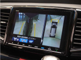 ◆マルチビューカメラシステム◆運転席から見づらい前後左右を、ナビ画面の映像で確認。見通しの悪い交差点や狭い道でのすれ違い、駐車などをサポートします。