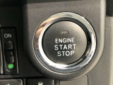 エンジンスタートスイッチです。キーが車内にあれば、エンジンの始動や停止はスイッチを押すだけ!キーを取り出す手間を省き、ワンプッシュで操作できるので簡単でスムーズです。