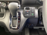 停車中にブレーキペダルを踏み続けなくてもブレーキ保持ができるオートマチックブレーキホールド機能もついております。『ECONスイッチ』車を低燃費モードに自動制御します。
