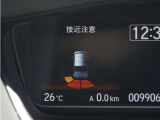 【クリアランスソナー】バンパーに付いたセンサーが障害物を検知。一定の距離に近づくとアラートで教えてくれます。狭い駐車スペースや車庫入れ時も安心です。