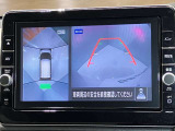 【アラウンドビューモニター】車を上から見下ろしているかのような映像で周囲の状況がひと目で確認、狭い駐車場に駐車するときも安心です♪