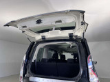 【デュアルバックドア】狭い場所でも開く事が出来、沢山乗せた荷物が崩れ落ちることなく取り出せます。