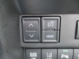 【HUD】少ない視線移動で直感的に必要な情報を確認でき、車両情報をカラーで表示し、さらにエアコンやナビゲーション情報を表示してくれます。インパネ上部に備える必要がないため解放感があります。