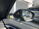 サイドアシスト装備 ドライバーの死角を並走する車両を検知します。ドアミラーの内側のLEDが点灯・点滅して事故の危険を知らせます。