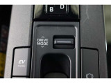 燃費をより向上させるエコドライブモードとパワフルな走行を愉しめるスポーツモードを選べるスイッチが付いております!